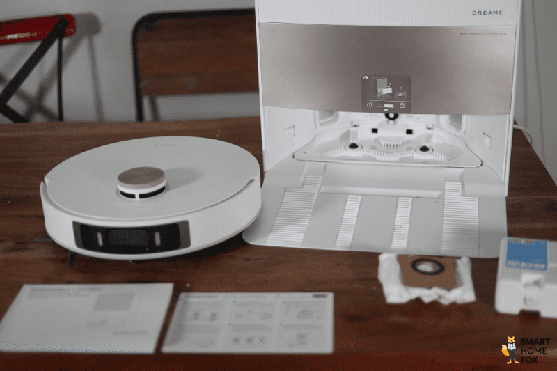 Весь комплект поставки Dreame L20 Ultra находится на столе.